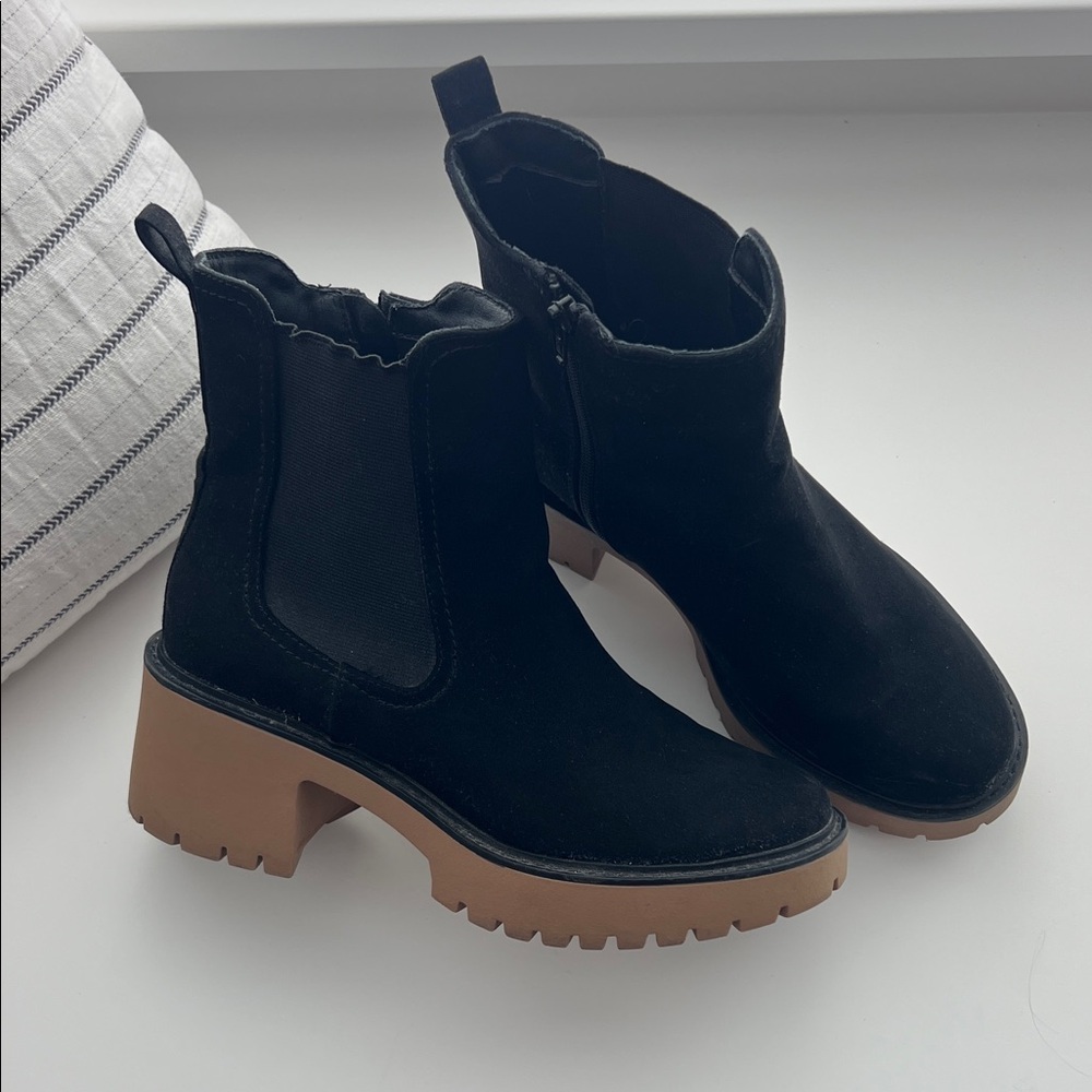 Universal Threads Chelsea Boots w/Lug Sole